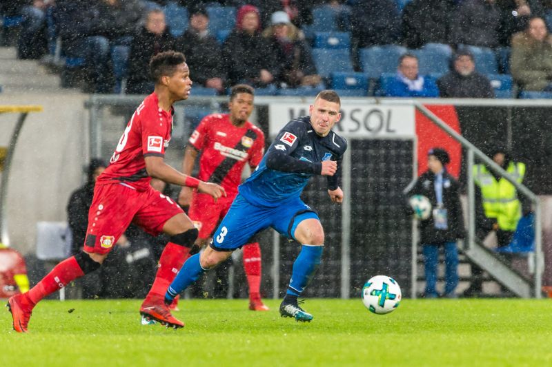 Pavel Kaderabek (re.) spielte zuletzt gegen die Tor-Stürmern Bailey und Coman