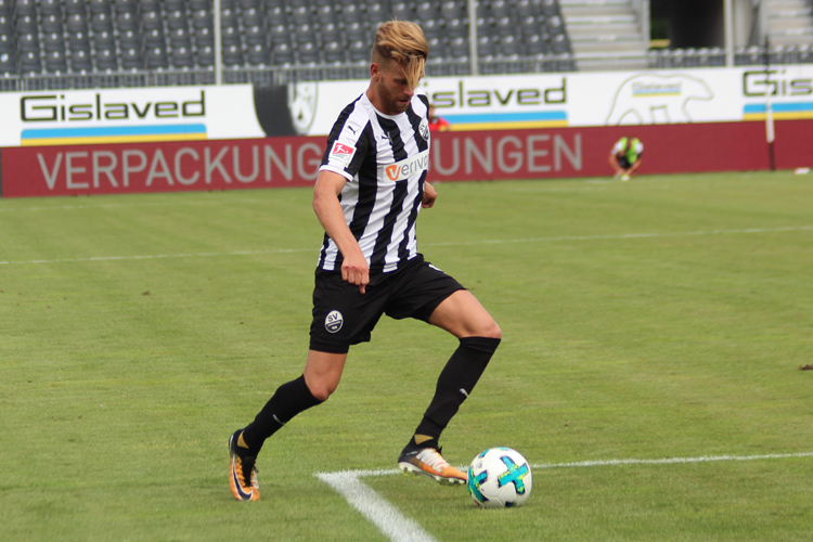 Lucas Höler beim Dribbling