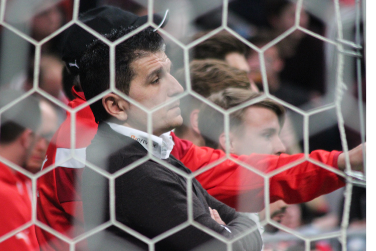 Sandhausens Trainer Kenan Kocak holt mit seinem Team den Hallentitel