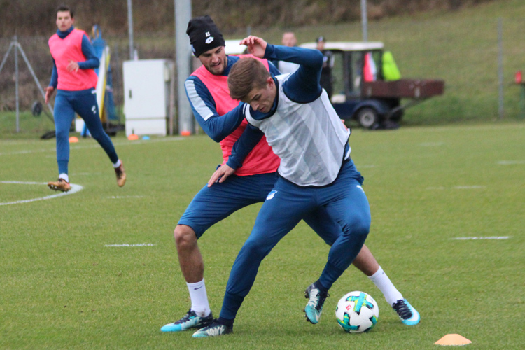 Einer von vielen packenden Zweikämpfen beim Trainingsspiel