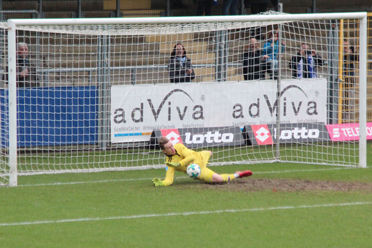 Zwarthoed hält den Strafstoß von Uth