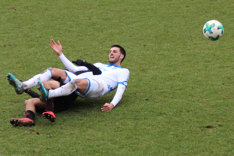 Unsaft wird Grillitsch zu Boden gerissen, doch der Schiri pfeift gegen ihn