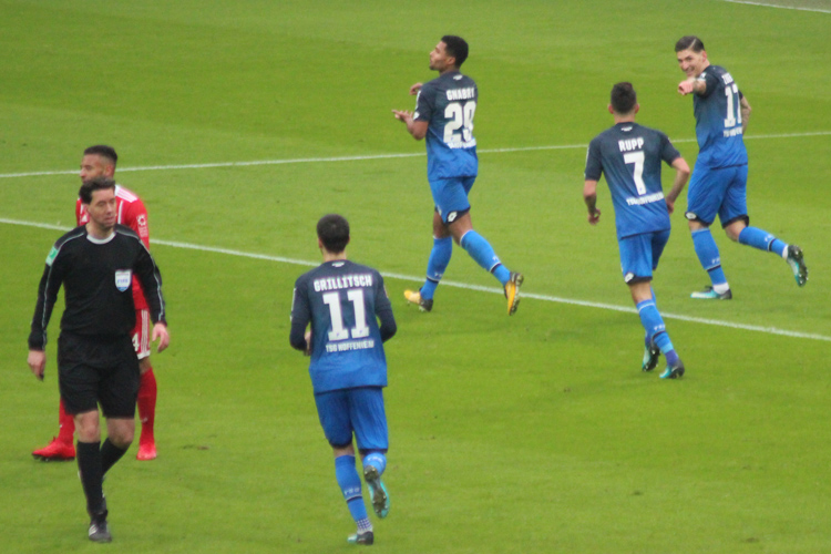 Gnabry nach seinem Treffer zum 2:0