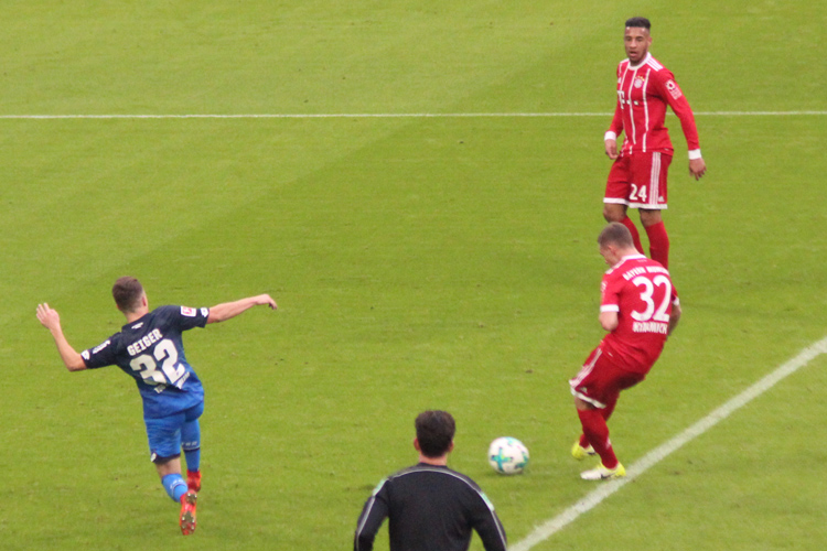 Kimmichs Schuss wir von Lewandowski zum 1:2 abgefälscht