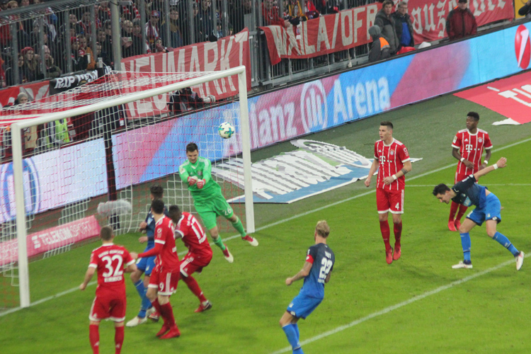 Ulreich klärt per Faustabwehr