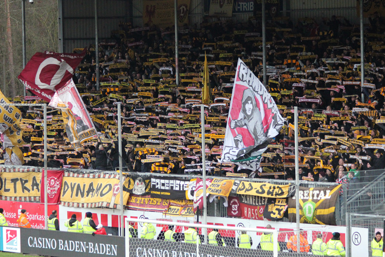 1.300 Gästefans feiern sich und ihr Team