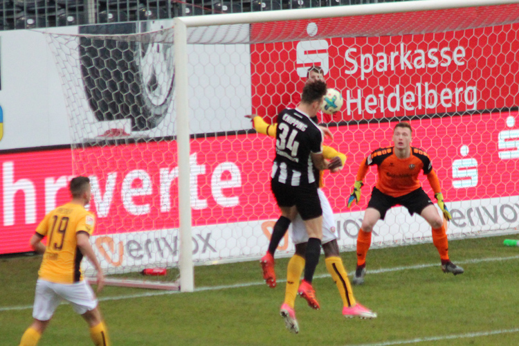 Knipping scheitert per Kopfball