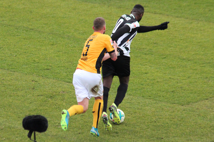 Sukuta-Pasu kann von Konrad nur noch am Trikot gehalten werden