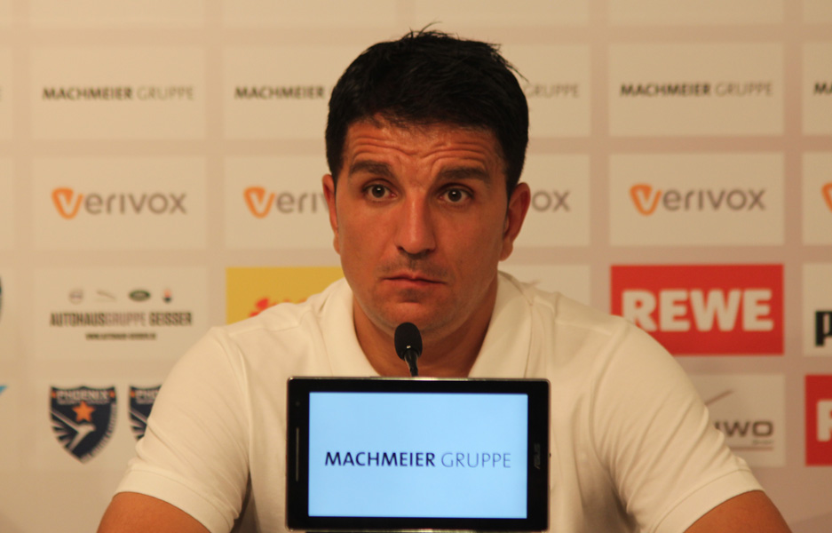 Kocak bei einer Pressekonferenz