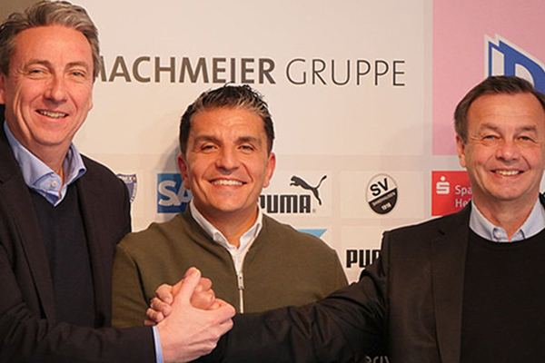 Strahlende Gesichter nach der Vertragsverlängerung: Jürgen Machmeier, Kenan Kocak und Otmar Schock