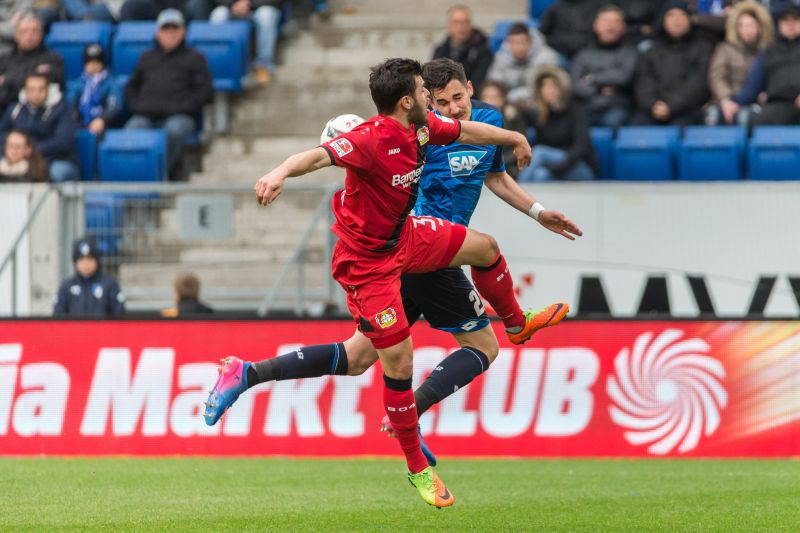 Benjamin Hübner (re.) im Kopfballduell mit Kevin Volland