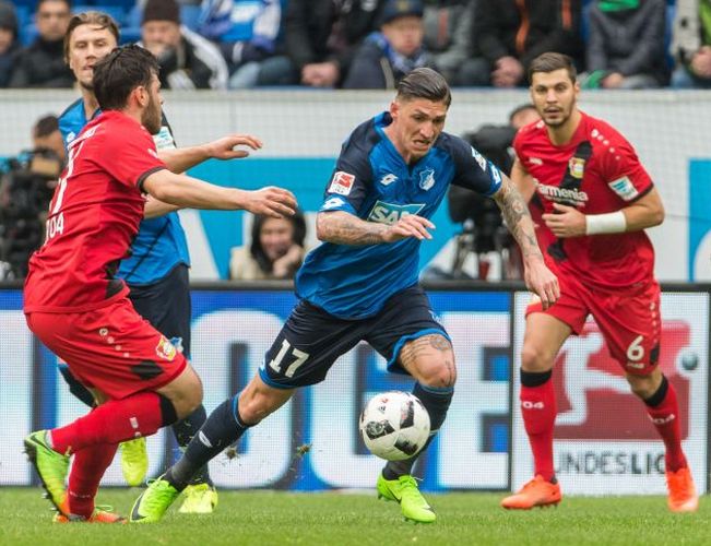 Steven Zuber behauptet sich im Zweikampf gegen den ehemaligen Mitspieler Kevin Volland (li.)