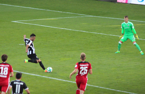 Andrew Wooten erzielt den 1:0-Siegtreffer für den SVS beim Saisonauftakt