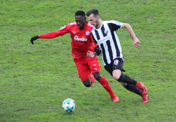 Leart Paqarada (re.) behauptet sich im Zweikampf