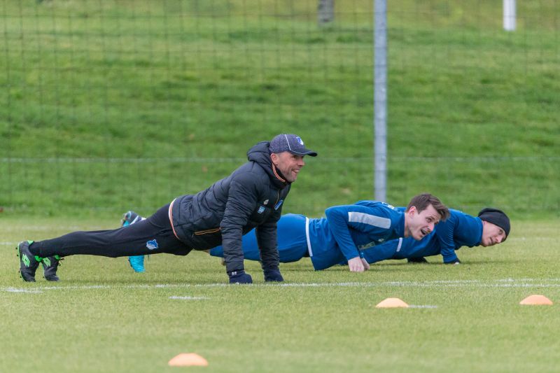 Sportlich fit - Schreuder macht es den TSG-Profis vor.