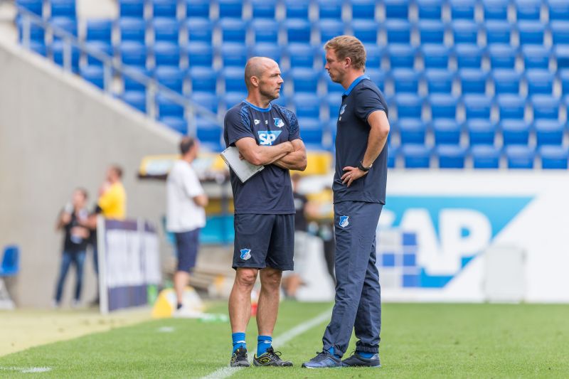 Fachmännischer Trainer-Austausch zwischen Schreuder (li.) und Nagelsmann.