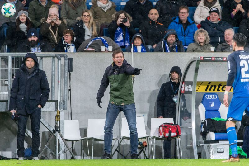 Trainer Nagelsmann dirigiert, gibt lautstarke Anweisungen - doch im Moment will es nicht richtig laufen