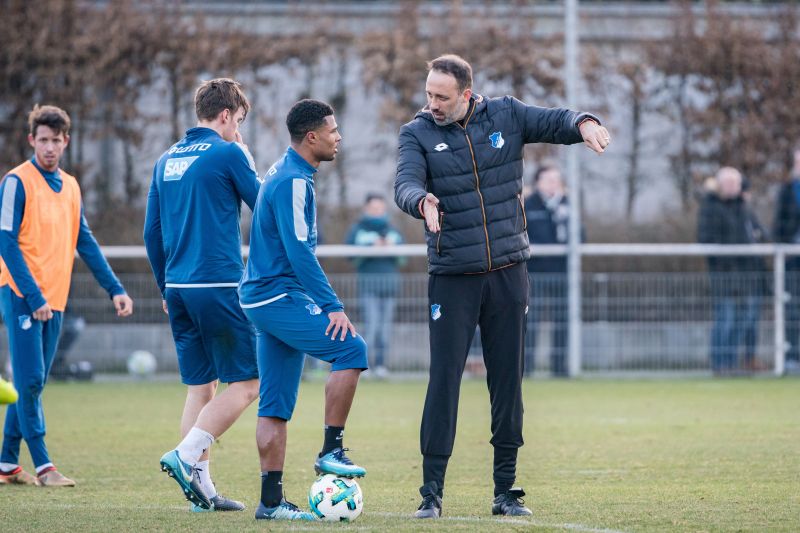 Der neue Co-Trainer Pellegrino Matarazzo gibt Serge Gnabry trainingstechnische Anweisungen