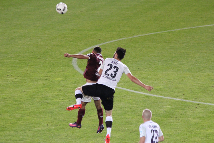 Markus Karl, hier beim Kopfball im letzten Heimspiel gegen Dresden, konnte in Ingolstadt überzeugen