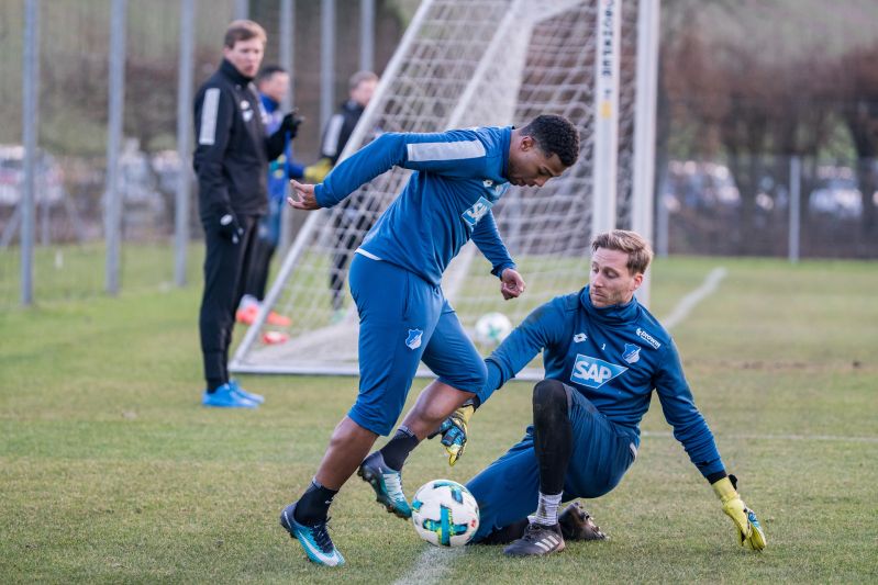 Gnabry im Duell mit Keeper Baumann