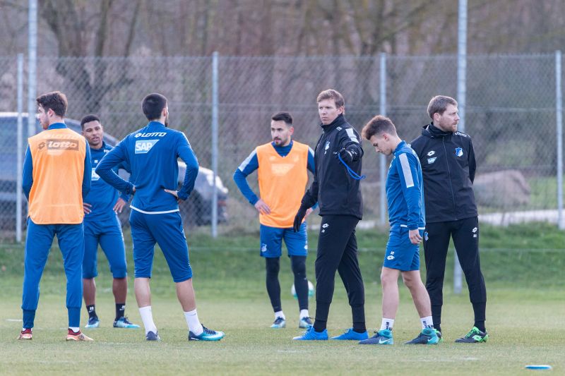 Trainer Nagelsmann gibt Anweisungen