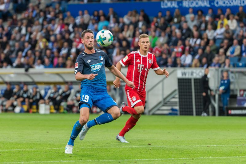 Mark Uth im Laufduell mit Bayerns Kimmich