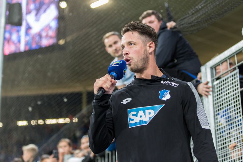 Uth feiert mit den TSG-Fans am Zaun einen Heimsieg