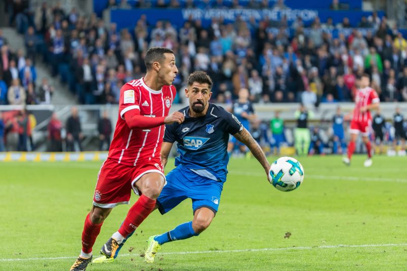 Kerem Demirbay (re.) im Zweikampf mit Thiago Alcántara