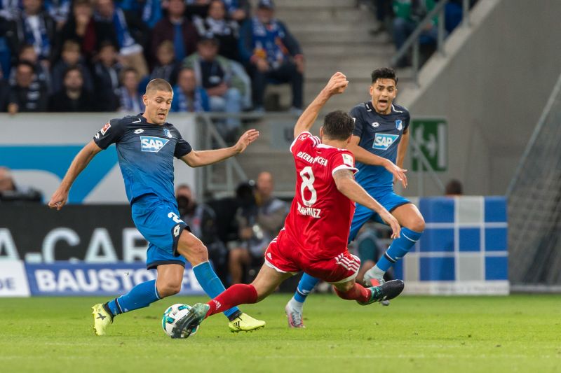 Kramaric (li.) im zweikampf mit Martinez