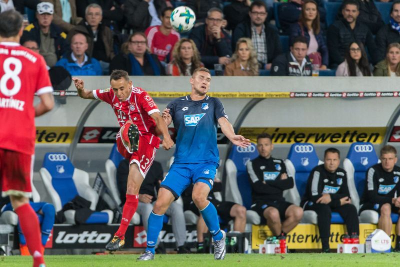 Pavel Kaderabek im Zweikampf mit Bayerns Rafinia