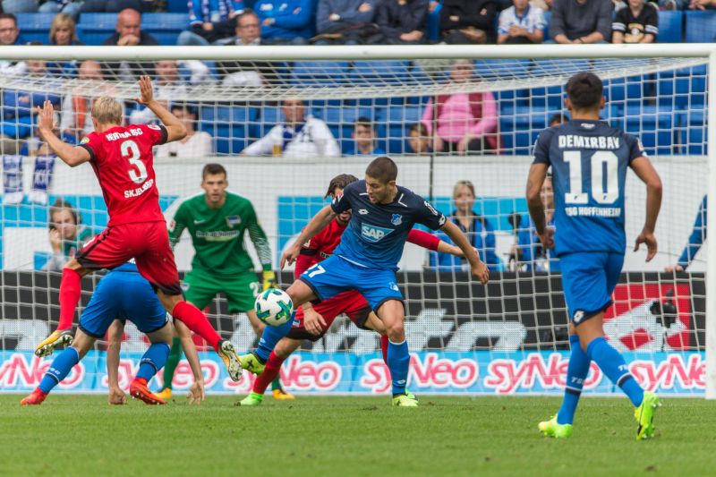 Kramaric schirmt den Ball ab