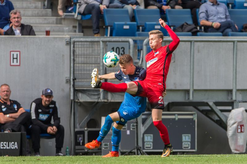 Dennis Geiger setzt sich energisch gegen Gegenspieler Mitchell Weiser durch