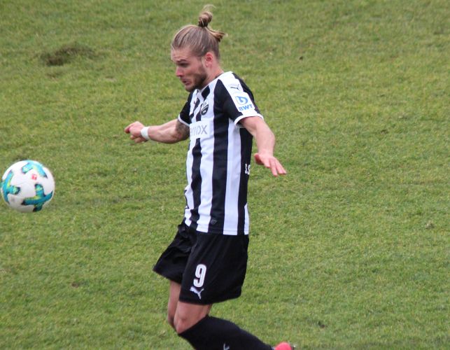 Rúrik Gislason bei der Ballannahme