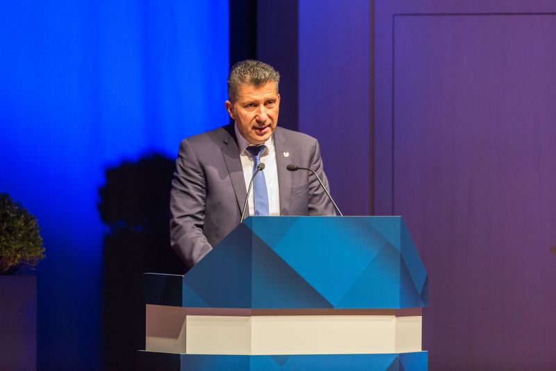 Peter Hofmann spricht bei der TSG-Mitgliederversammlung zu den Vereinsmitgliedern