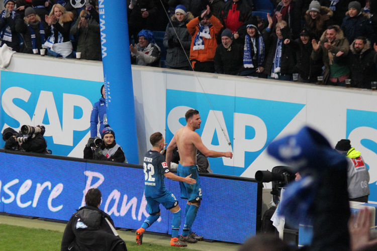 Adam Szalai feiert seinen zweiten Treffer