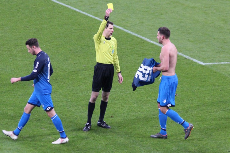 Gelbe Karte fürs Trikot ausziehen