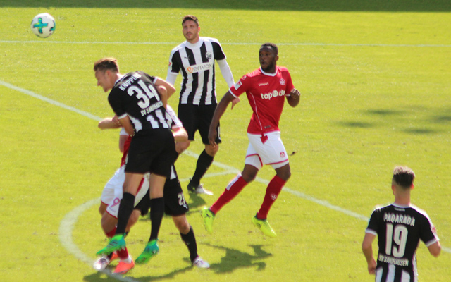 Sandhausens Abwehrrecke Tim Knipping verfügt über ein ausgezeichnetes Kopfballspiel