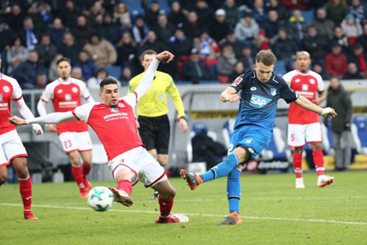 Dennis Geiger verfehlt knapp das FSV-Tor