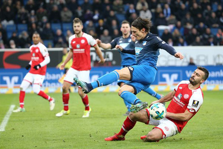 Nico Schulz wird im letzten Moment von einem Mainzer Gegenspieler gebremst