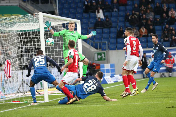 Kevin Akpoguma (li.) bereitet den 2:1-Führungstreffer von Andrej Kramaric vor