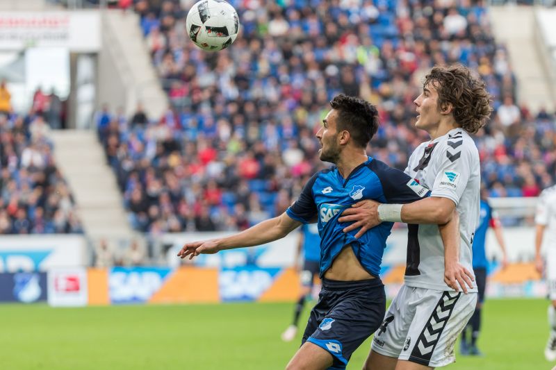 Lukas Rupp (li.) bei Kopfballduell mit Caglar Söyüncü