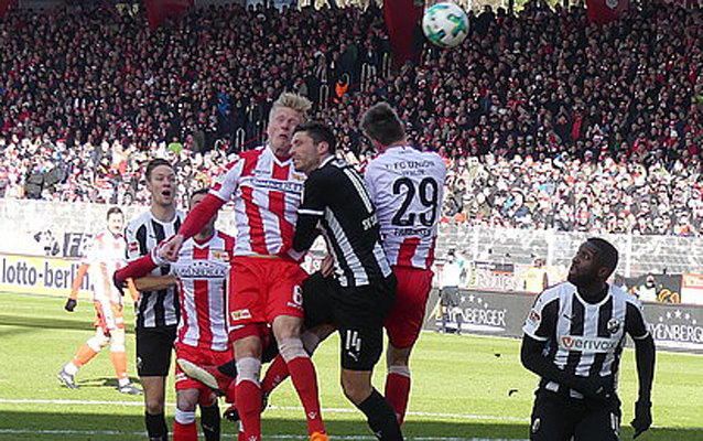 Kopfballduell im Berliner Strafraum