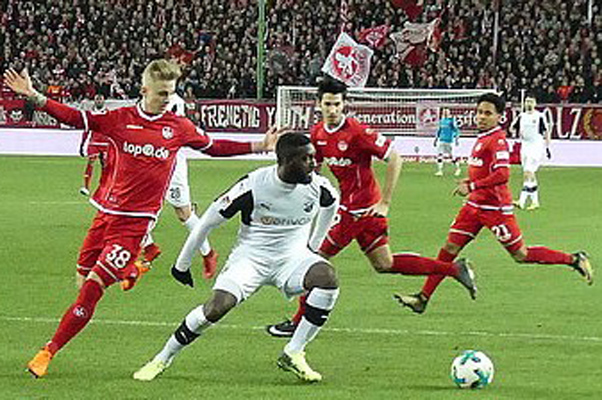 Sukuta-Pasu im Duell mit drei Lauterer Gegenspielern