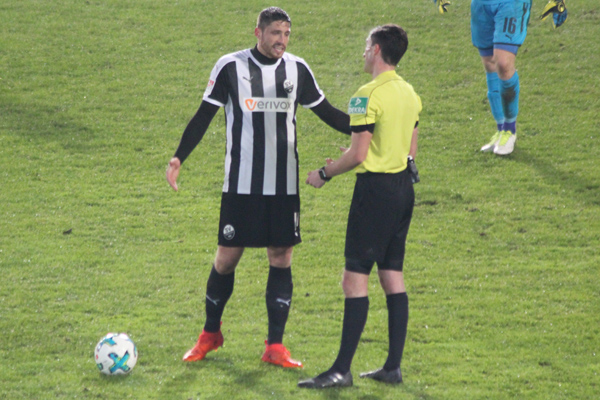 Kister (li.) vergab die Ausgleichschance per Strafstoß