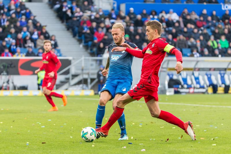 Vogt (li.) bringt Petersen elfmeterreif zu Fall