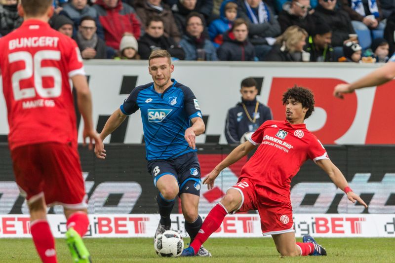 Pavel Kaderabek (Mitte) behauptet sich im Zweikampf