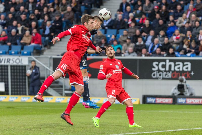 Andrej Kramaric (im Hintergrund) beim Kopfballduell