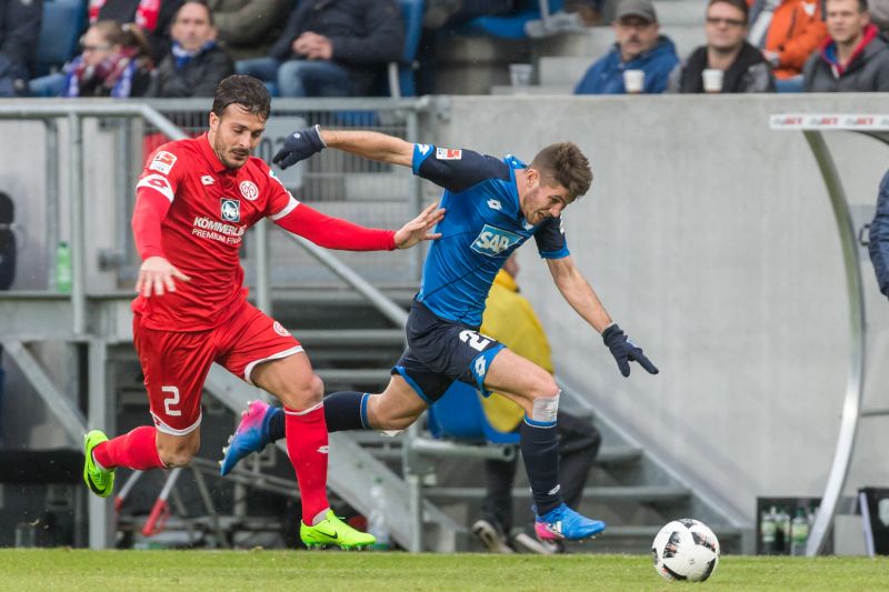 Kramaric (re.) enteilt seinem Gegenspieler