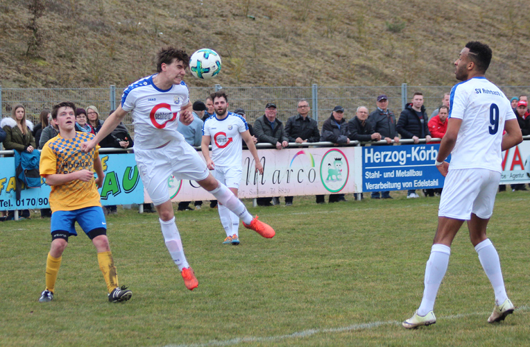 Christian Flaig gewinnt in dieser Szene ein Kopfballduell