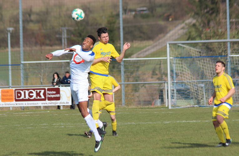 SV-Stürmer Nelson Agho (li.) beim Kopfballduell